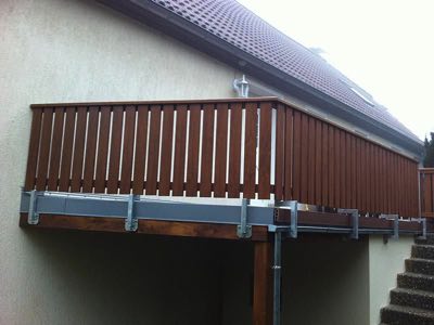 Terrasse mit Kunststoffgeländer